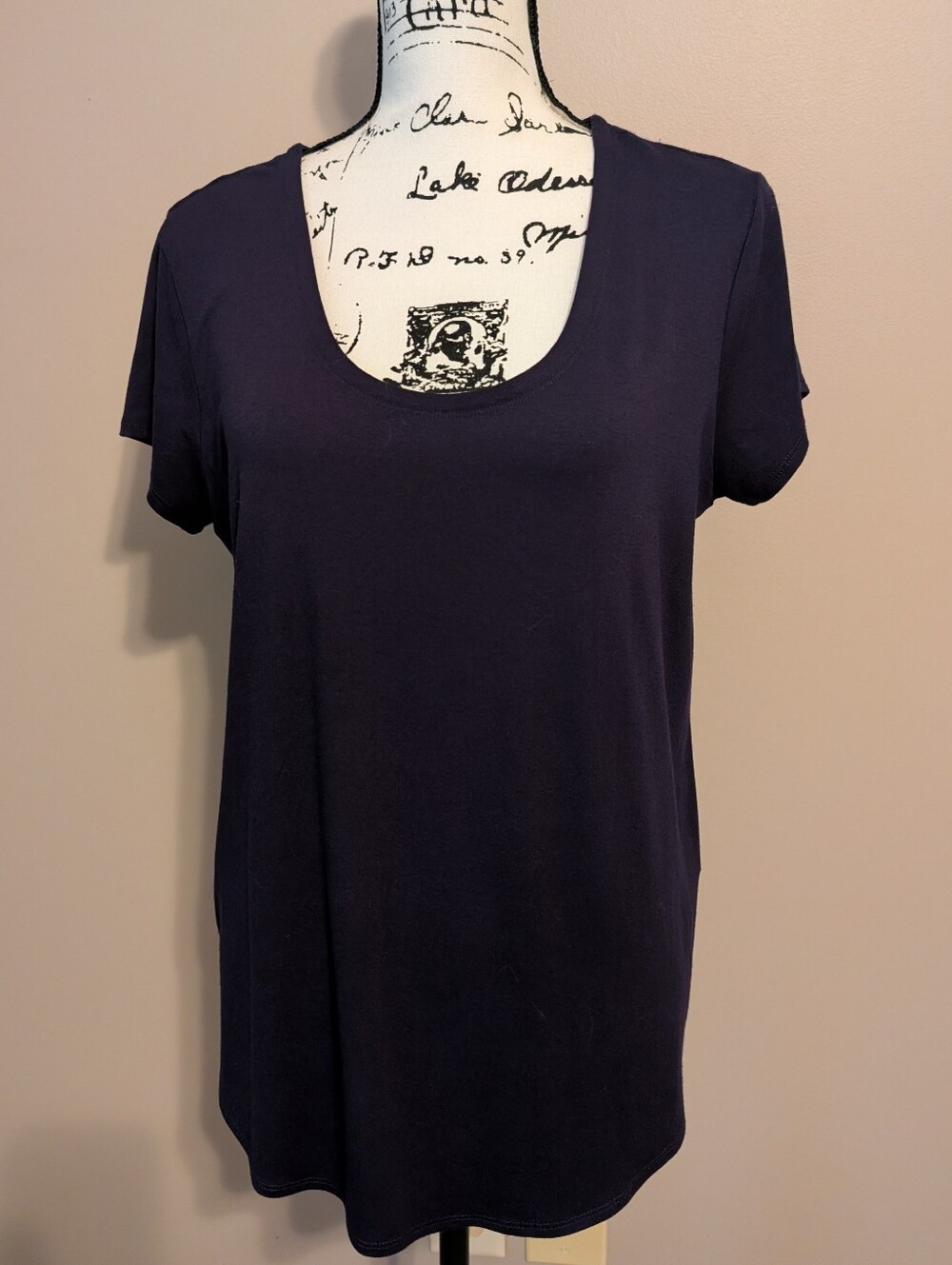 Cupio Women's Scoop Neck Tee in Navy Blue